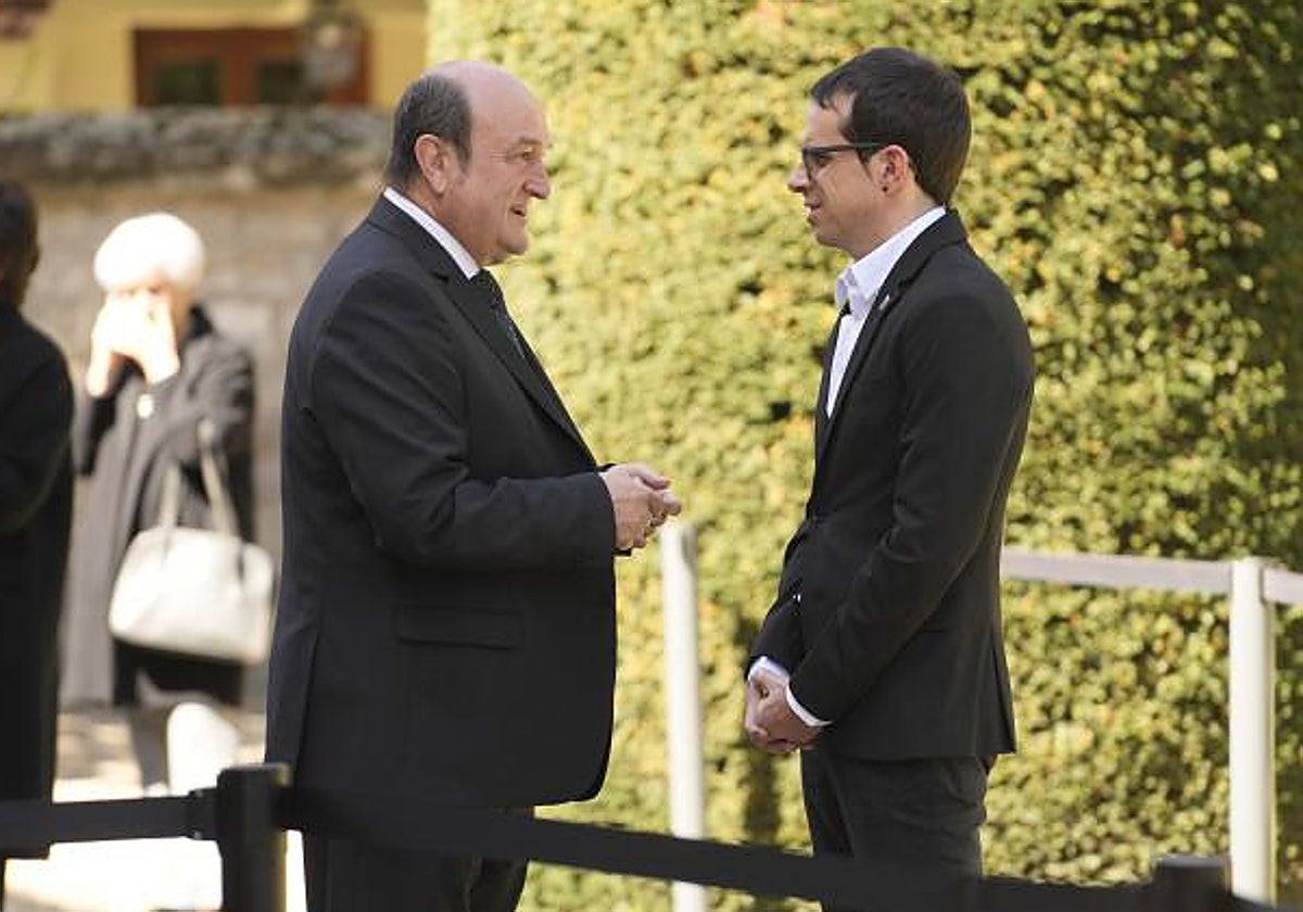 El presidente del PNV, Andoni Ortuzar, conversa con el portavoz de EH Bildu en el Parlamento vasco, Pello Otxandiano