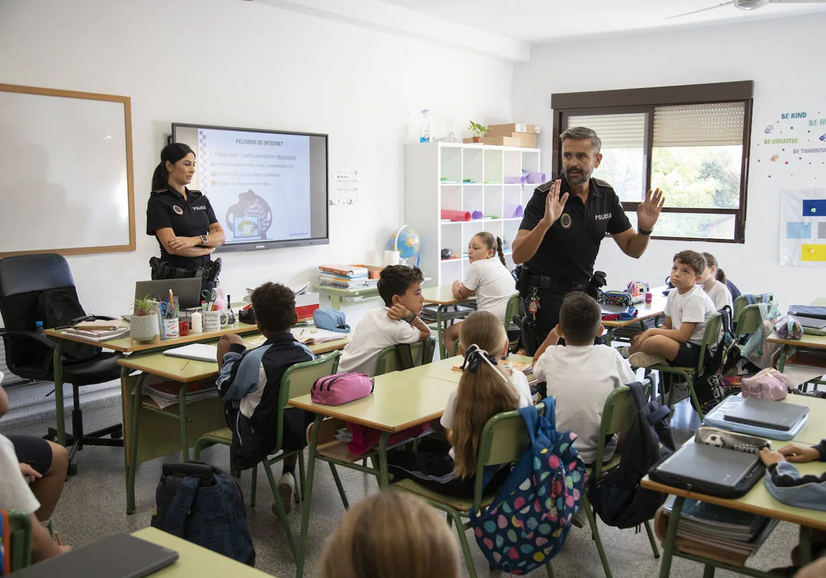 Agentes tutores durante una charla en un 4º de Primaria del colegio San Rafael