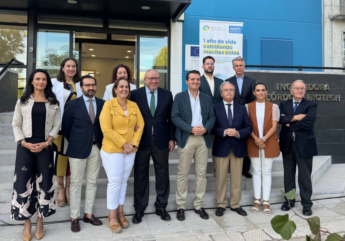 Foto de familia de los socios y colaboradores de Córdoba Biotech en el edificio donde se encuentra