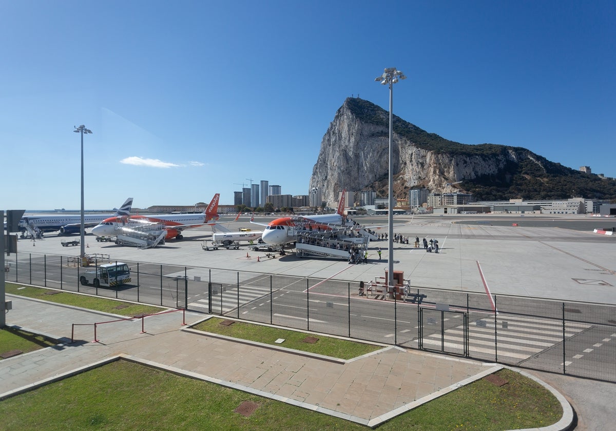 Imagen de la pista del aeropuerto de Gibraltar, con el Peñón al fondo