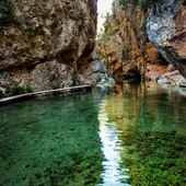 El pueblo de Teruel con una ruta de senderismo entre cascadas perfecta para el otoño: dónde está y cómo llegar