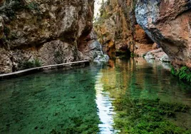 El pueblo de Teruel con una ruta de senderismo entre cascadas perfecta para el otoño: dónde está y cómo llegar