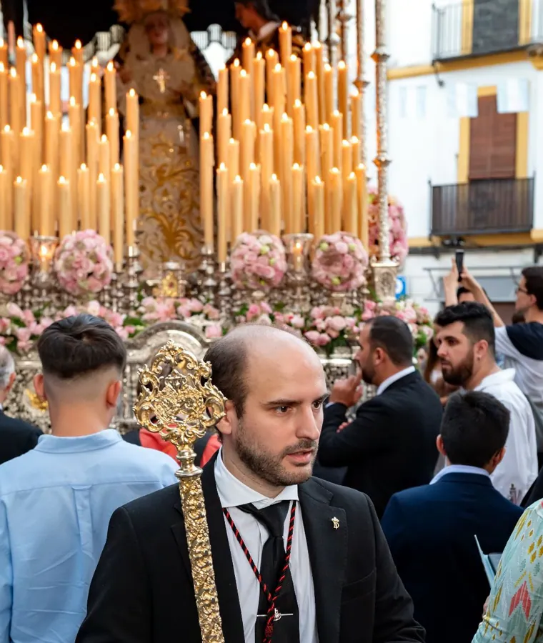 El hermano mayor, ante el palio con la Virgen de los Desamparados y San Juan, en la extraordinaria del año pasado