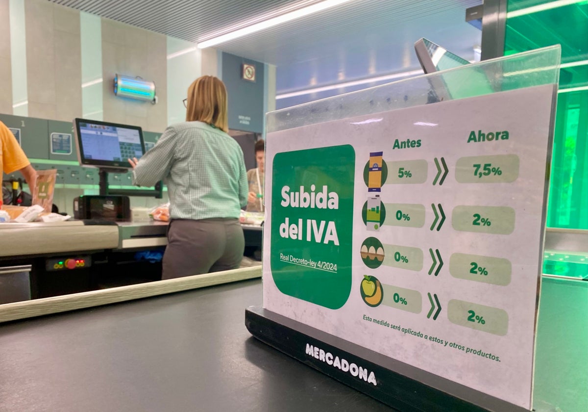 Imagen del cartel colocado por Mercadona para informar de la subida del IVA