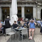 Ayuso anima a los restaurantes a 'europeizar' los horarios de comidas y cenas para gustar más al turista