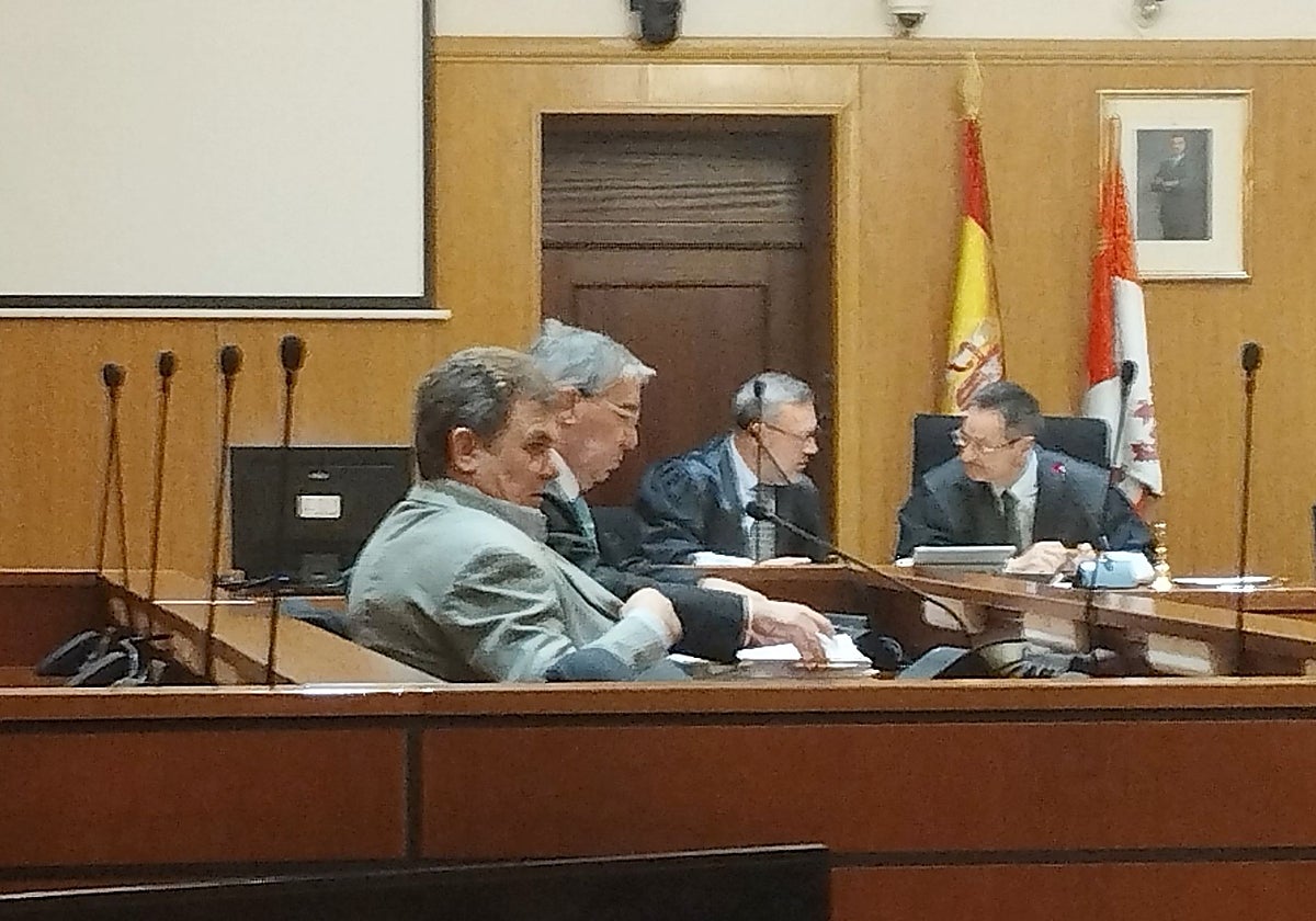 El viticultor, en primer plano, y su abogado defensor durante la vista de conformidad celebrada este miércoles en la Audiencia de Valladolid