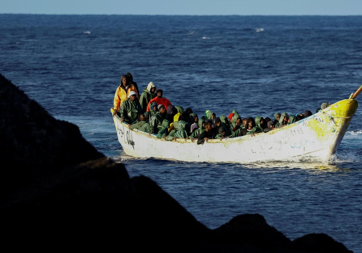 Uno de los cayucos con inmigrantes llegados a la isla canaria de El Hierro el pasado lunes