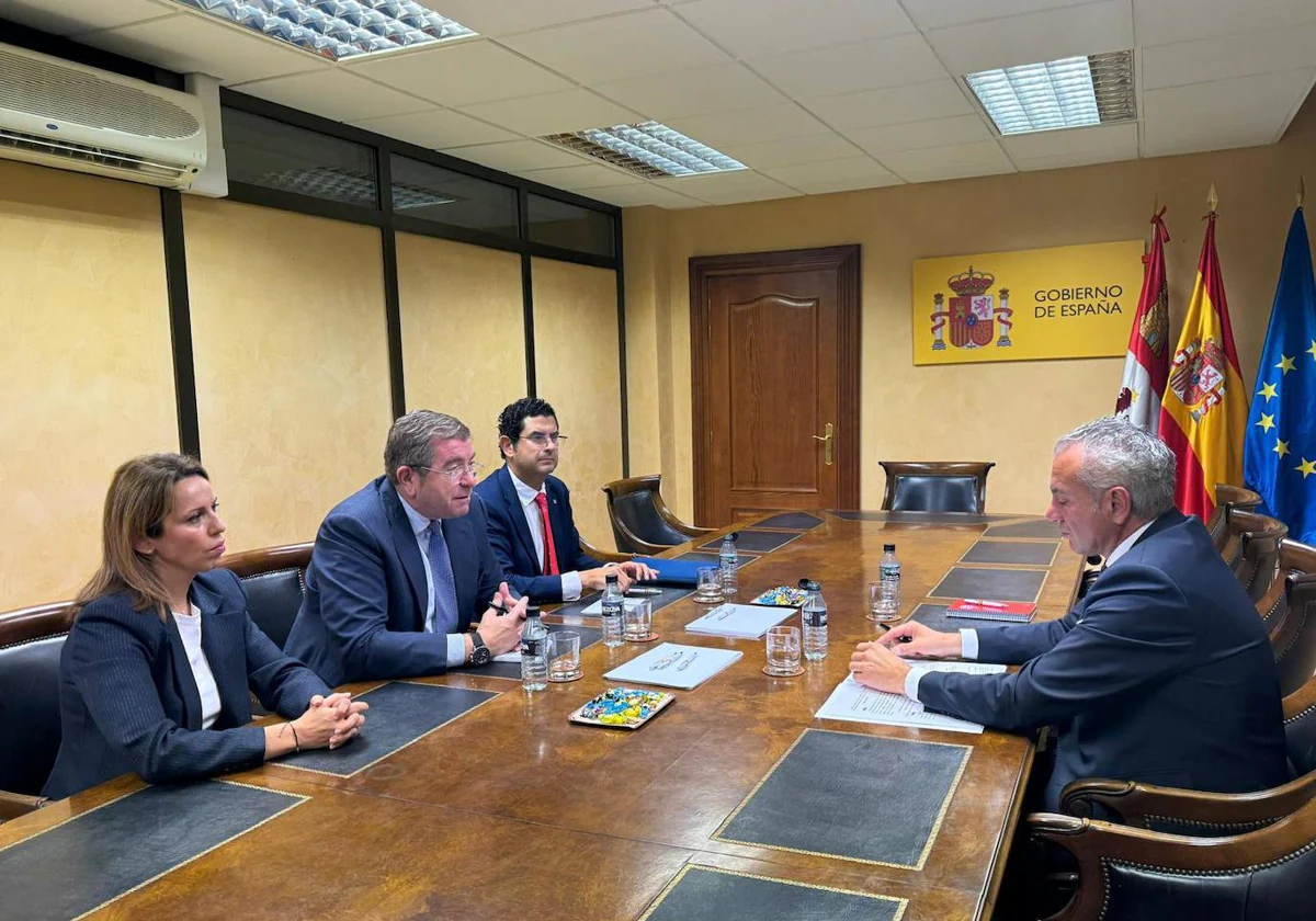 El presidente de EFCL, Isidoro Alanís, la vicepresidenta de la organización, Carmen San Martín, y el director de la asociación, Eduardo Estévez, se reúnen con el delegado del Gobierno, Nicanor Sen