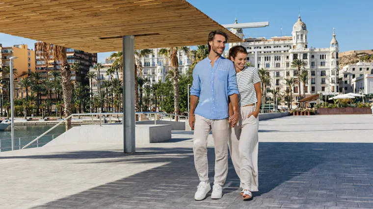 Imagen de una pareja paseando por la ciudad de Alicante