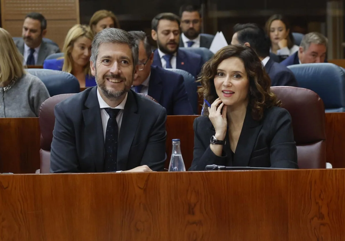 Isabel Díaz Ayuso, junto al consejero Miguel Ángel García, en la Asamblea