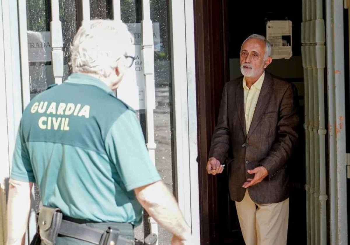 Fernando Villén, ex director general de la Faffe, en la Audiencia de Sevilla, ante un guardia civil en septiembre de 2023