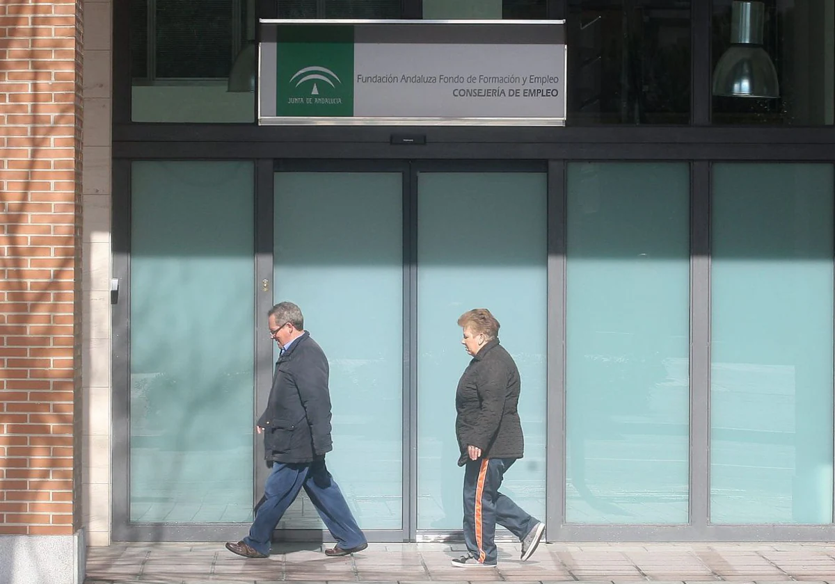 Dos personas pasan en 2011 por la puerta de la sede de la faffe en Córdoba