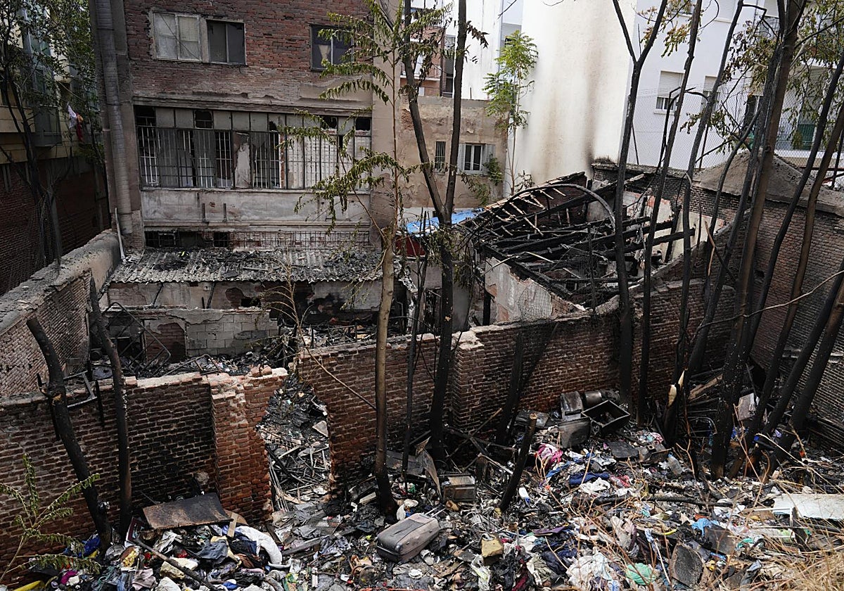 Patio trasero del edificio incendiado el pasado domingo