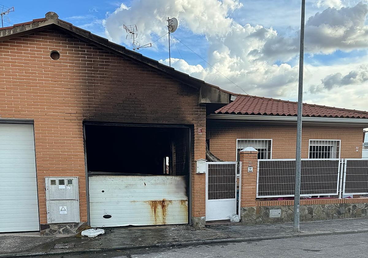 La vivienda, después de que los bomberos extinguieran el incendio