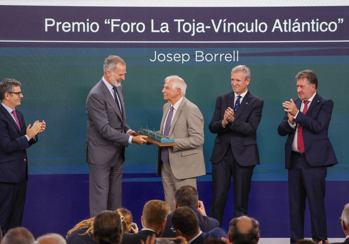 El Rey Don Felipe entrega el premio Foro La Toja-Josep Piqué a Josep Borrell, este jueves en O Grove (Pontevedra)