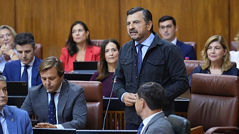 Toni Martín toma la palabra durante la sesión de este jueves en el Parlamento andaluz