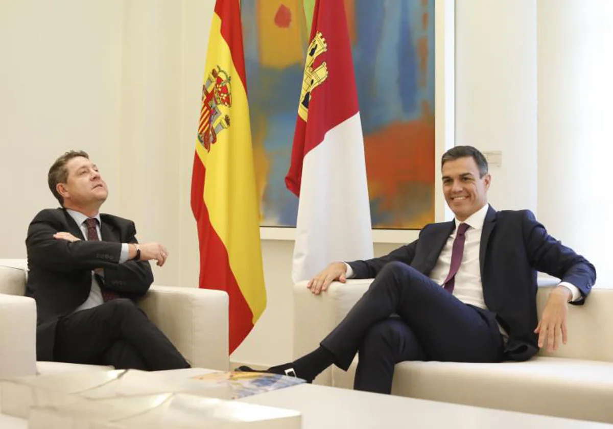 El presidente de Castilla-La Mancha, Emiliano García-Page, junto al presidente del Gobierno, Pedro Sánchez, en la Moncloa en el año 2018