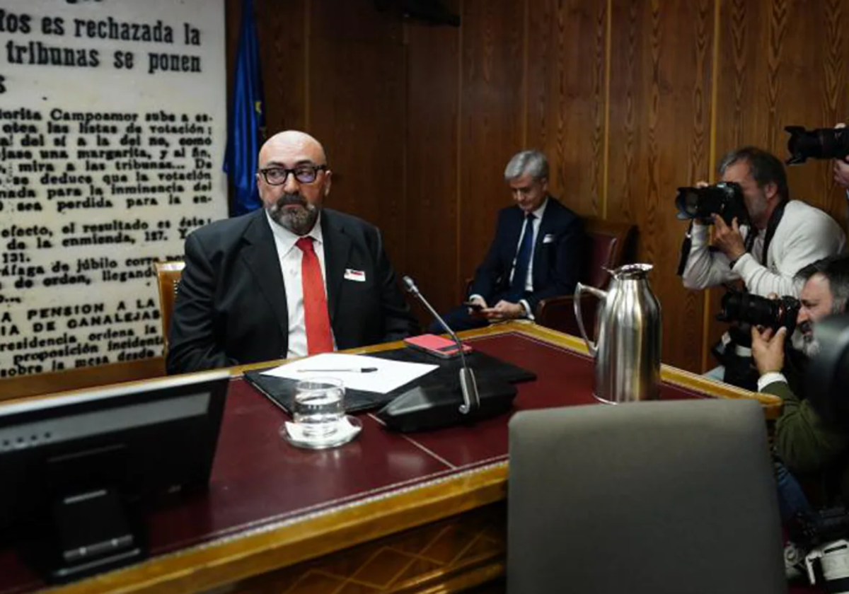 Koldo García y detrás, su abogado, en el Senado