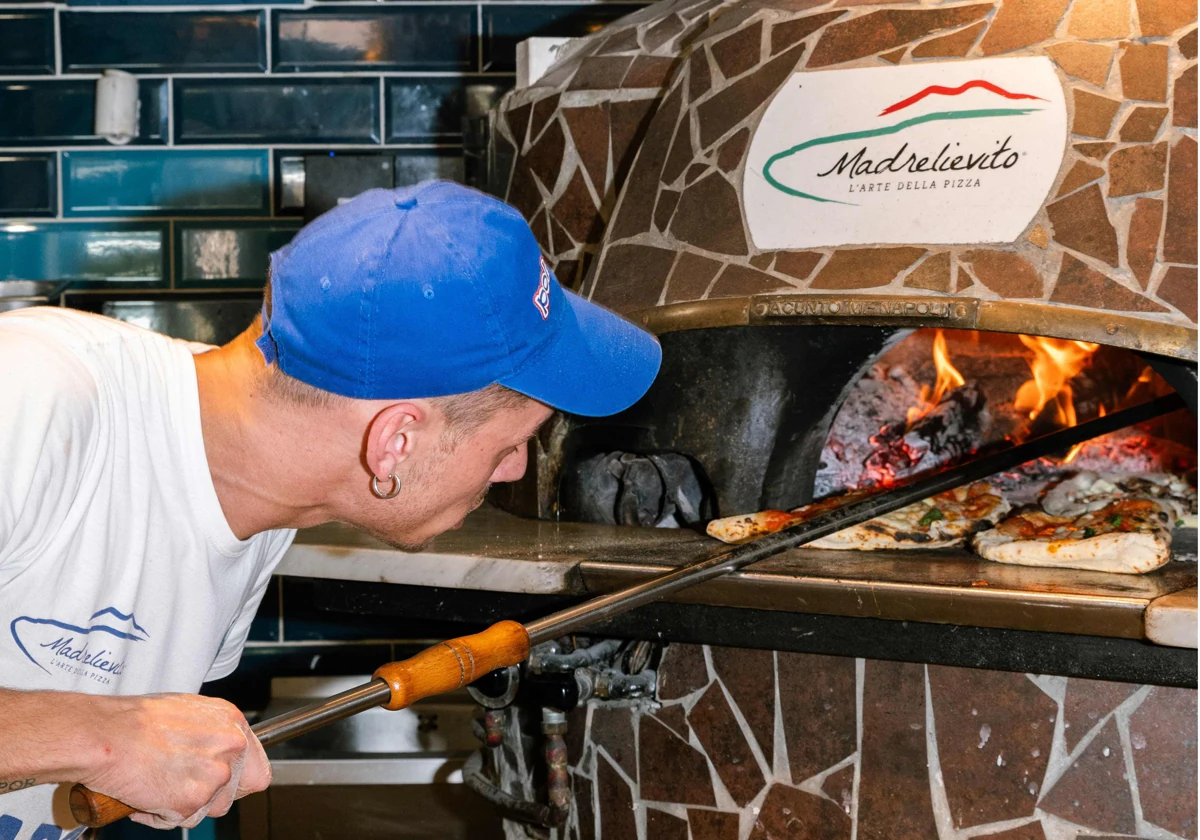 Las pizzas se cocinan en un horno de piedra a 500 grados de temperatura durante solo 90 segundos, quemando madera mediterránea, lo que garantiza un sabor y textura únicos