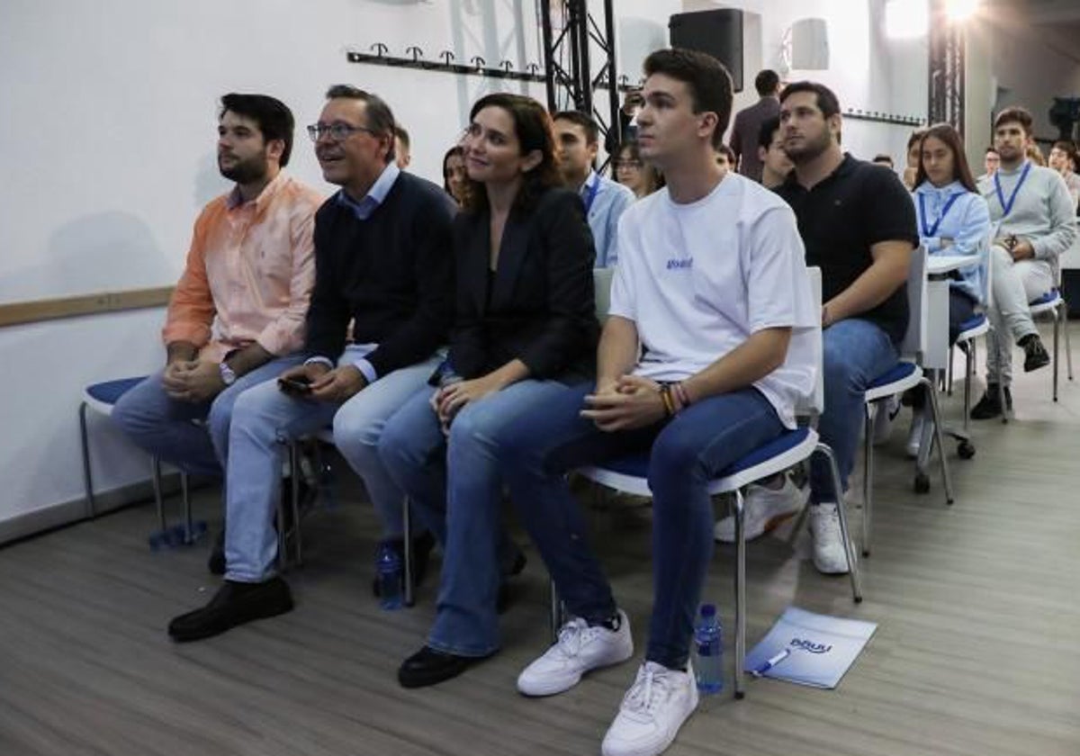 Isabel Díaz Ayuso, entre Alfonso Serrano e Ignacio Dancausa, en la Academia de Nuevas Generaciones de 2023