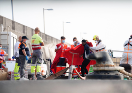 Localizado un cayuco con 63 migrantes cerca de Tenerife