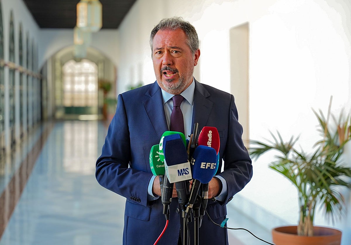Juan Espadas atiende a los medios en los pasillos del Parlamento andaluz
