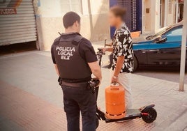 Sorpresas con la Policía de Elche: un patinete con bombona de butano y un ladrón de vallas del huerto ecológico