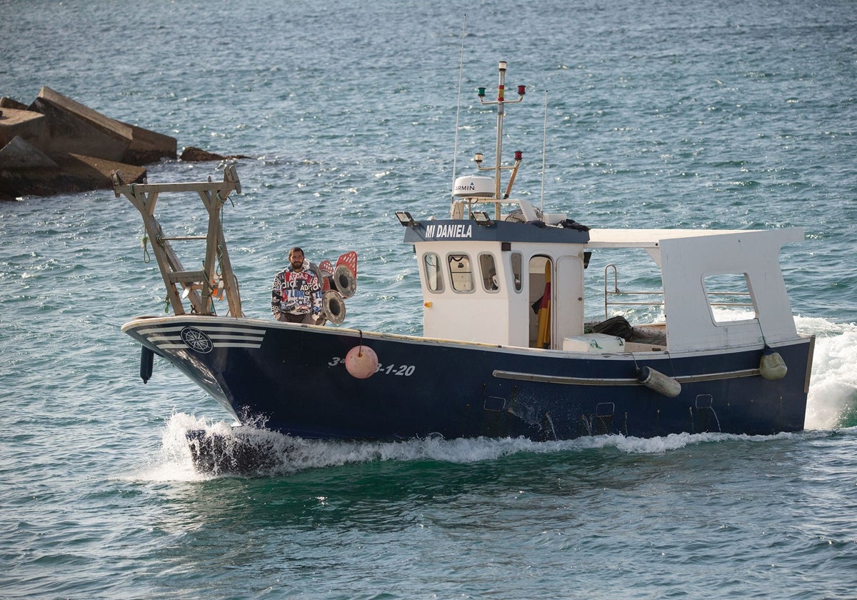 Un pesquero regresa al puerto de La Líneas tras faenar