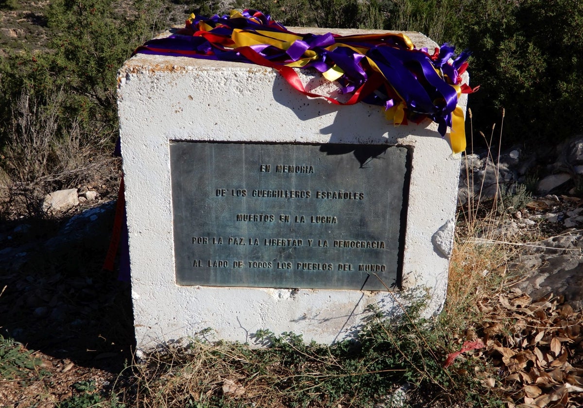 Placa en homenaje a los guerrilleros españoles en Santa Cruz de Moya (Cuenca)