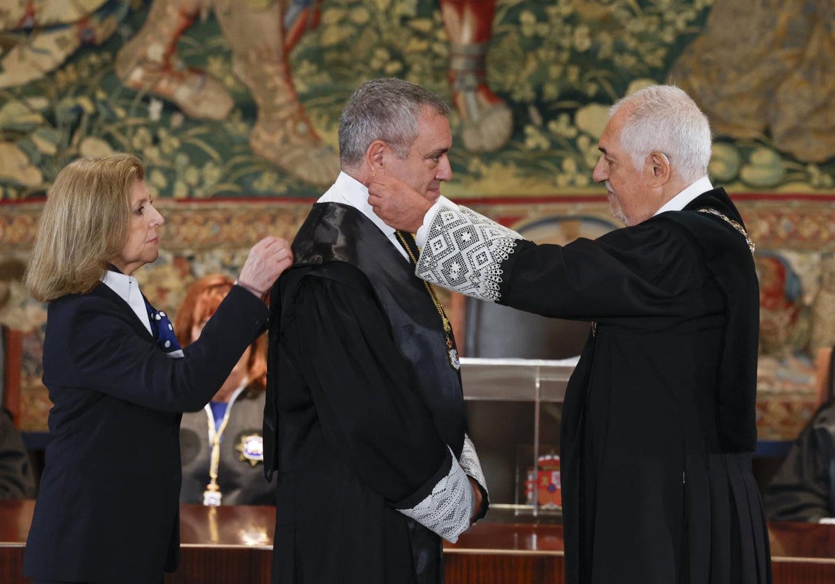 Toma de posesión de José María Macías como magiistrado del Tribunal Constitucional