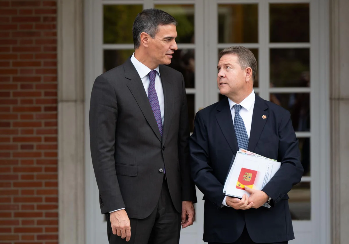 El presidente del Gobierno, Pedro Sánchez, junto al presidente de Castilla La Mancha, Emiliano García Page, en Moncloa