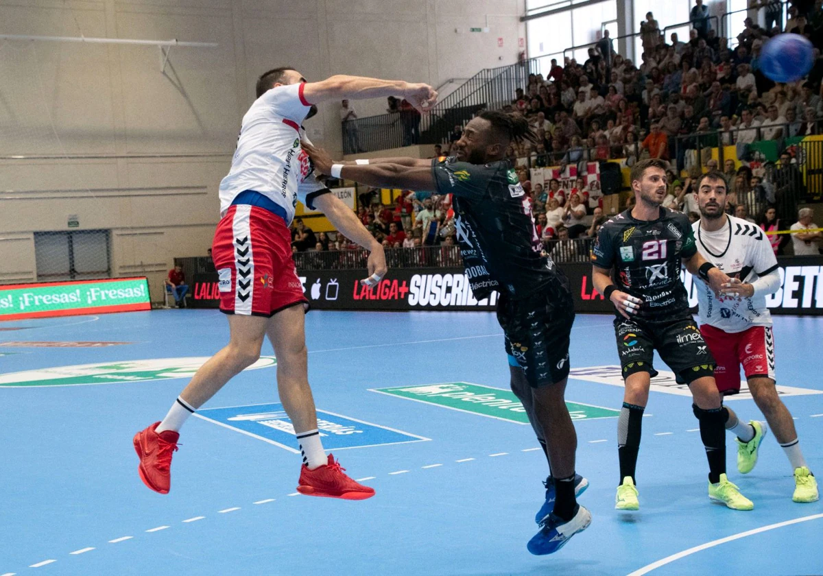 El Ángel Ximénez Puente Genil en su visita a la pista del Balonmano Nava