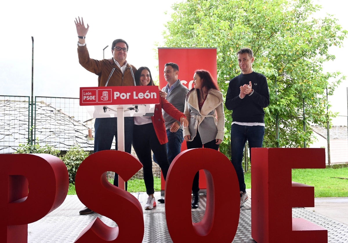 Óscar López, junto a la procuradora Nuria Rubio y Javier Cendón este sábado en la Fiesta de la Rosa de Laciana