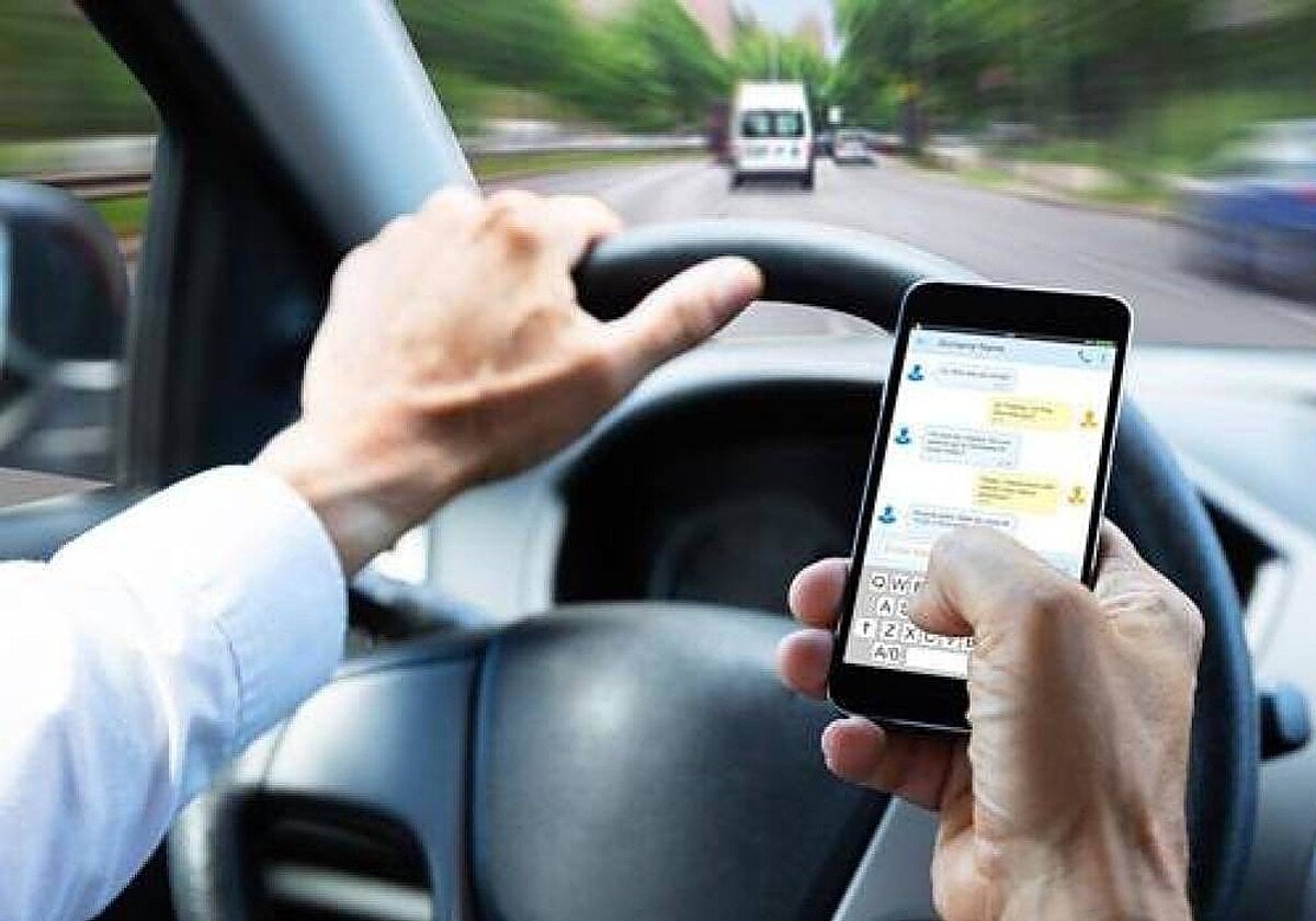 Un conductor con un teléfono móvil