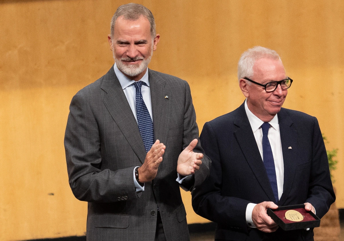 Johannes Kabatek con el Rey tras, recibir el Premio de Hispanismo Internacional