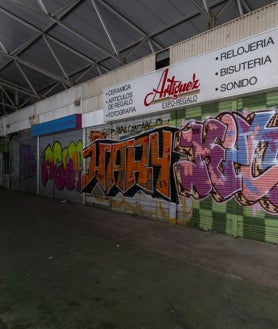 Imagen secundaria 2 - Arriba, Alfonso, en el local que ha reformado para convertirlo en su hogar. Abajo, a la izquierda, una panorámica del centro comercial. A la derecha, una antigua joyería abandonada