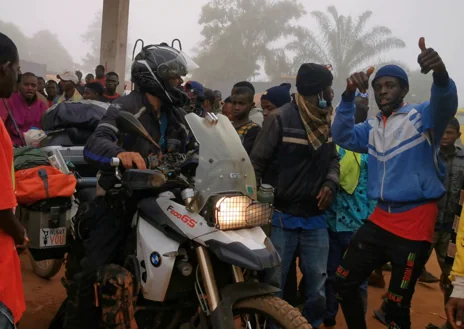 Imagen secundaria 1 - A su paso por Mauritania, en una gasolinera de Guinea-Conakri y en Costa de Marfil, en la Copa de África.  