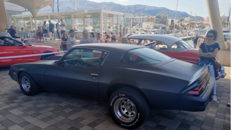 Un deportivo americano Mustang supera en decibelios el despegue de un avión frente al castillo de Denia