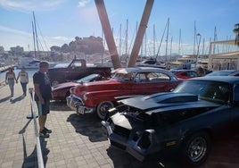 Un deportivo americano Mustang supera en decibelios el despegue de un avión frente al castillo de Denia