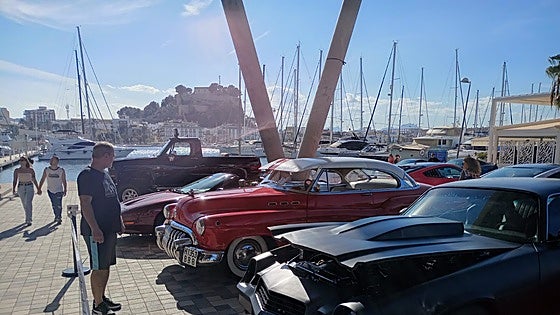 Un deportivo americano Mustang supera en decibelios el despegue de un avión frente al castillo de Denia