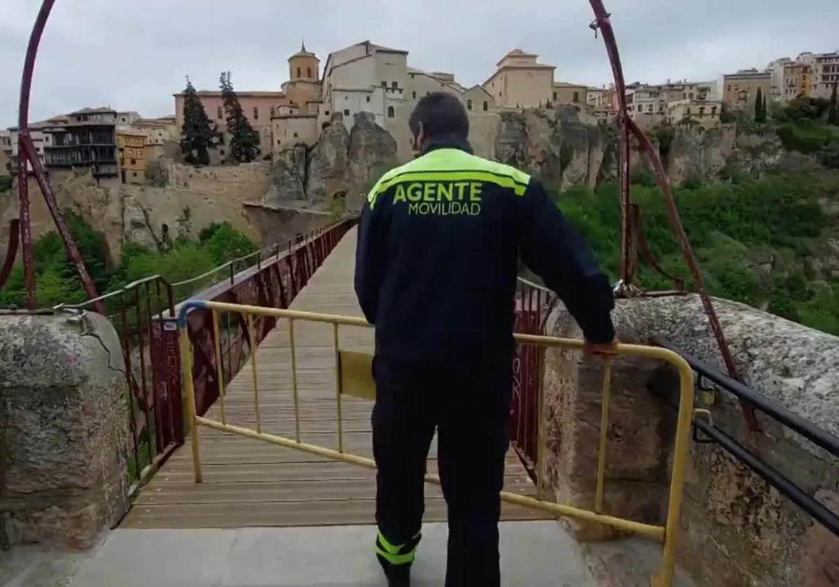 Un joven resulta herido tras precipitarse por una ladera junto al puente de San Pablo de Cuenca