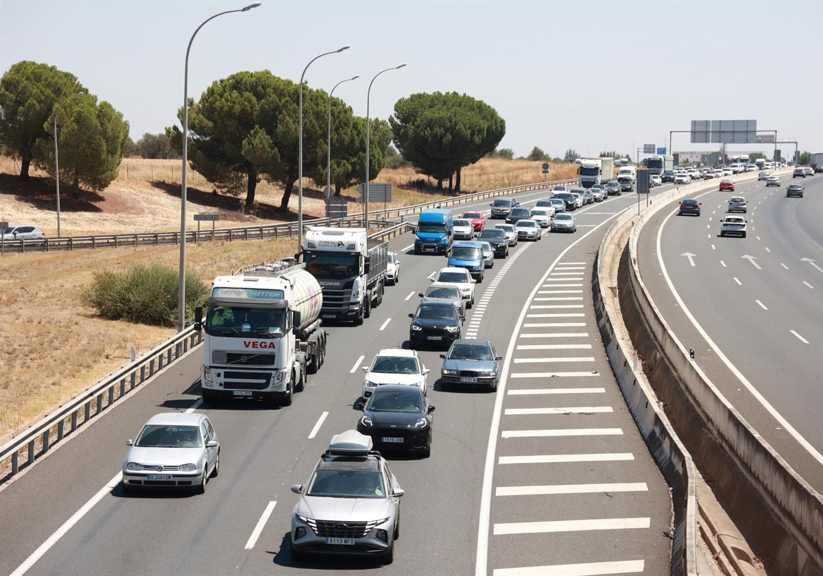 Atasco kilométrico en la A49 en sentido Huelva a la altura del municipio de Benacazón