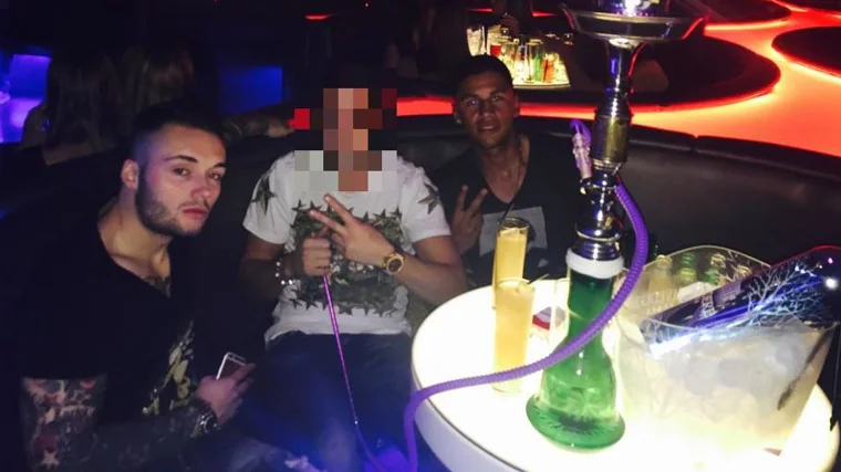 Álex di Francesco y su amigo Omar Nasr, con otro joven en un reservado de una discoteca