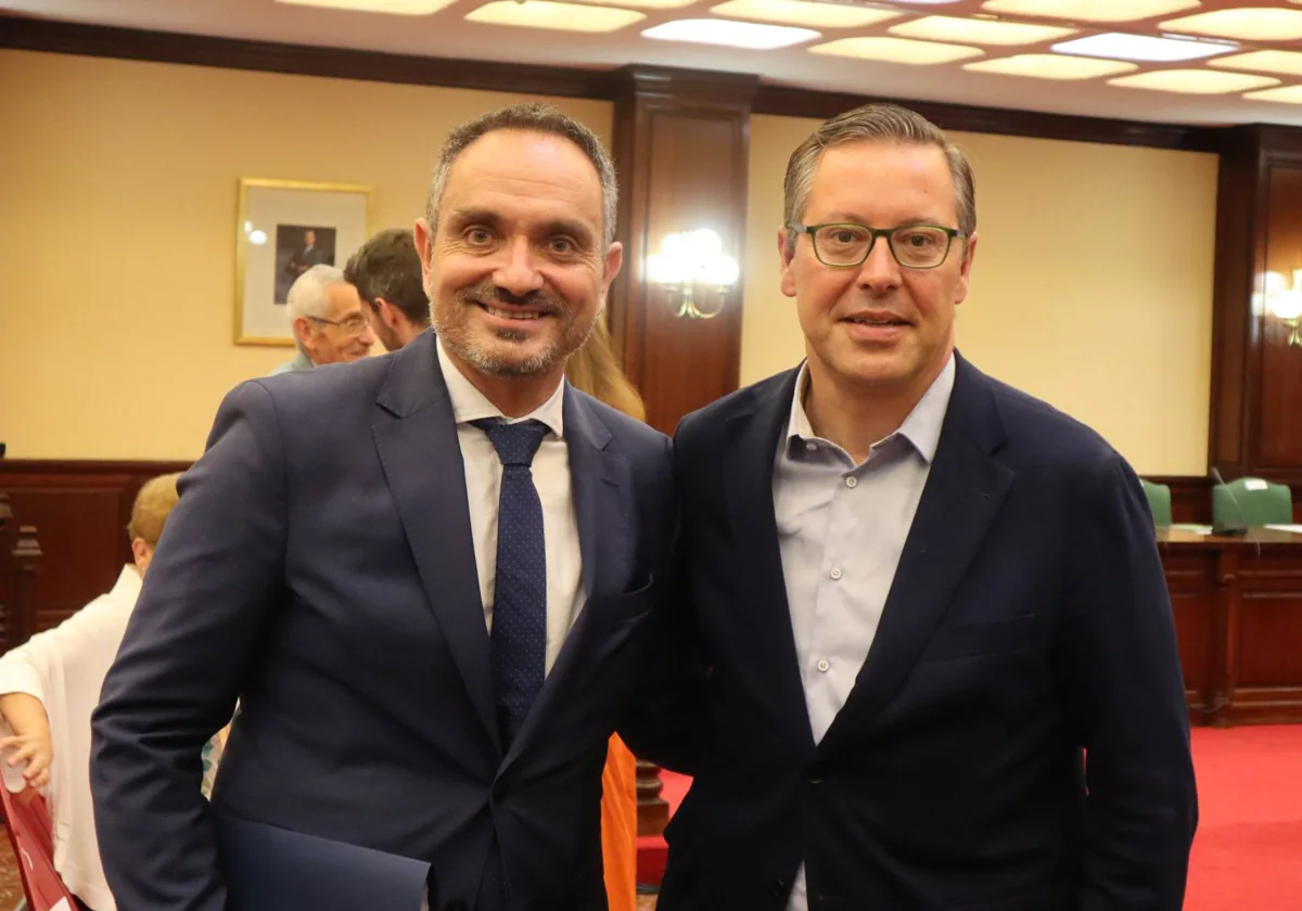 El alcalde de Móstoles, Manuel Bautista, (izda.) con el secretario general del PP de Madrid, Alfonso Serrano