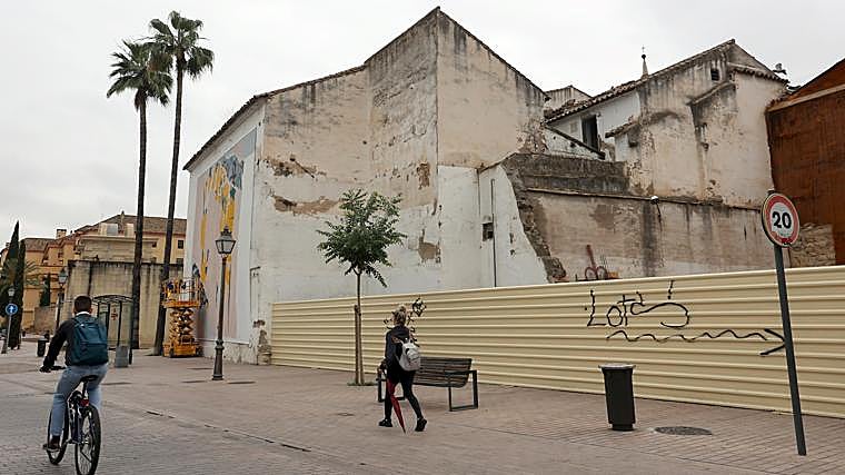 Inmueble junto a la Puerta del Puente donde acometerá SmartRental un hotel de cuatro estrellas