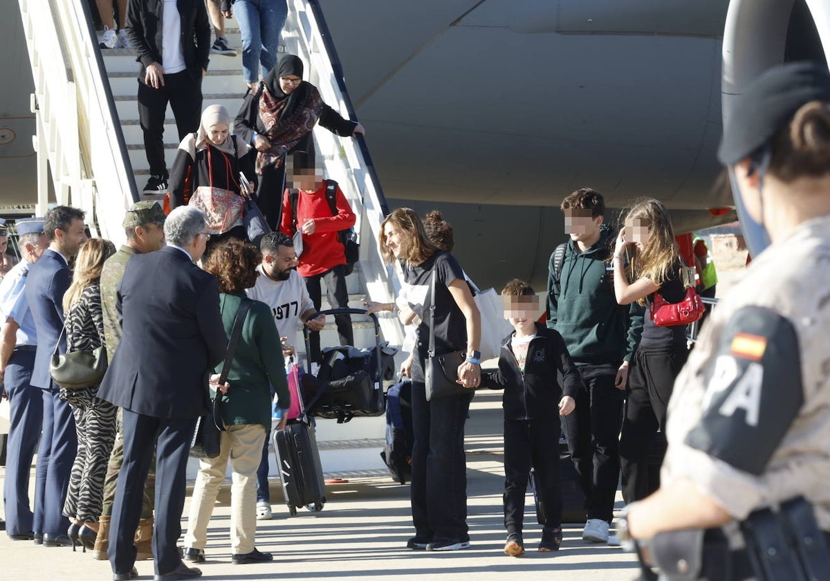 Ciudadanos evacuados desde Beirut, a su llegada a la base aérea de Torrejón