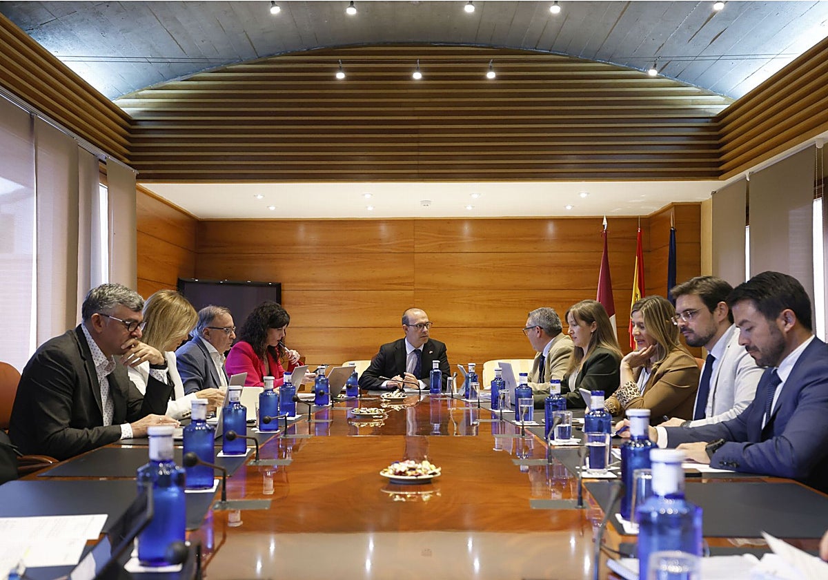 Un momento de la reunión de la Mesa de las Cortes este lunes