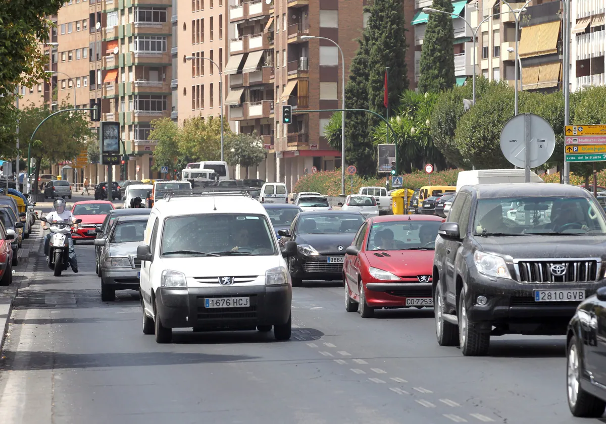 Coches en la avenida de Las Ollerías