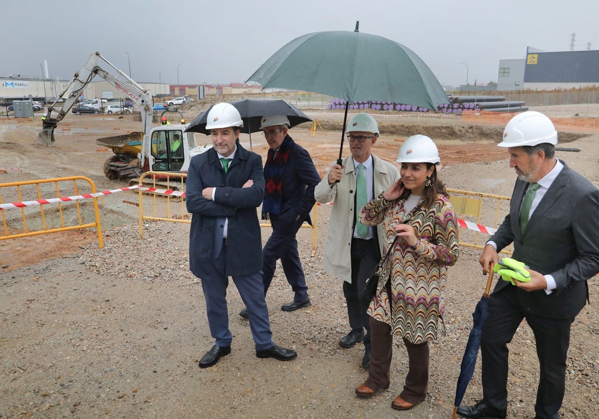 La alcaldesa de Palencia, Miriam Andrés, acompañada del delegado de Iberdrola en Castilla y León, Miguel Calvo (C); y el responsable del proyecto, Javier Amores(I), entre otros, en la visita a las obras de construcción de una central de generación