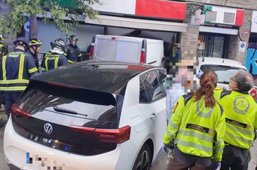 Aparatoso accidente en Madrid: una furgoneta y un coche se empotran contra una pizzería tras ser golpeados por otro
